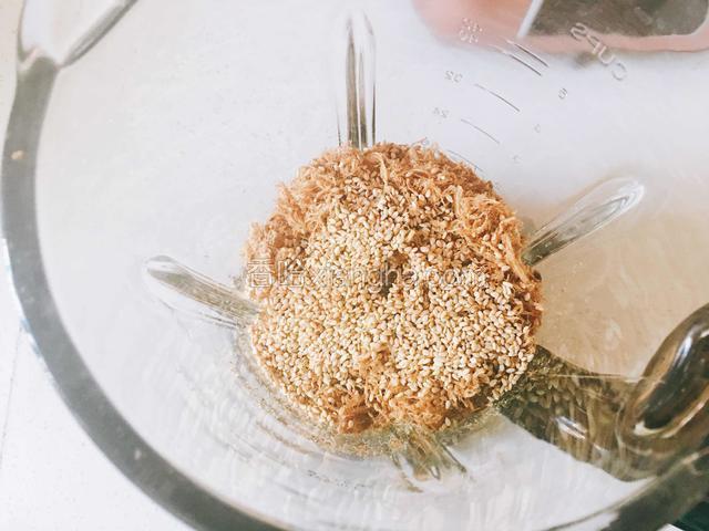 我喜欢更绒一点的感觉，把肉松倒入料理机加一些熟白芝麻稍微打一下就可以。