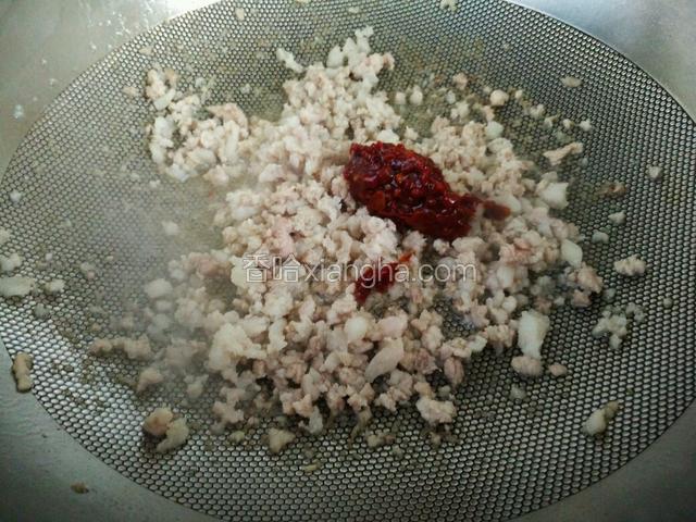 放入郫县豆瓣酱。
