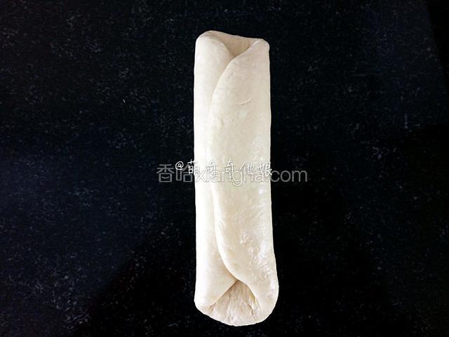 翻面，光滑面朝下，分别自左边和右边向中间1/3处折叠，重合，如图。
