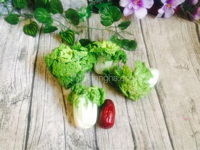 把袖珍般海白菜处理一下，择去黄叶烂白菜梆
