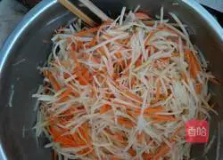 Illustration of how to make shredded potato carrot cake 1