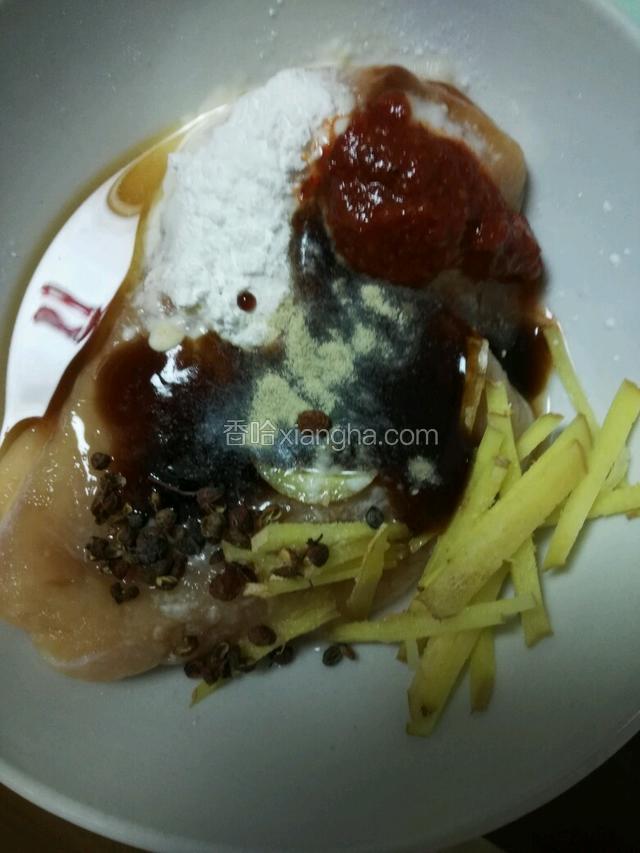 鸡肉脯放入姜丝，盐一点点，味精一点点，黄酒，定粉，蚝油，胡椒粉，拌匀