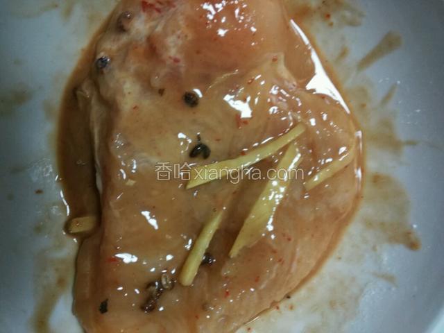 拌匀的鸡脯肉，开始腌制一夜