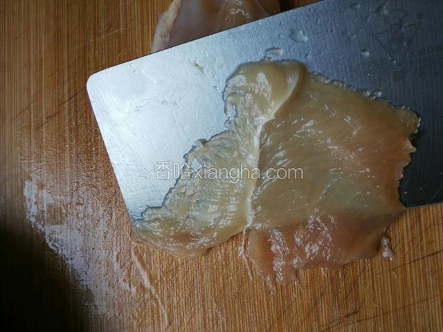 腌制好的鸡脯肉切薄片