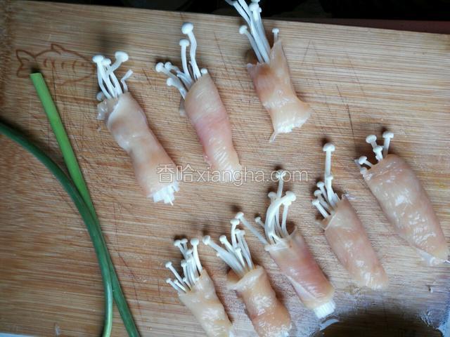 把一小澈金针菇用鸡肉脯片包起来，蒜薹洗干净，烫熟