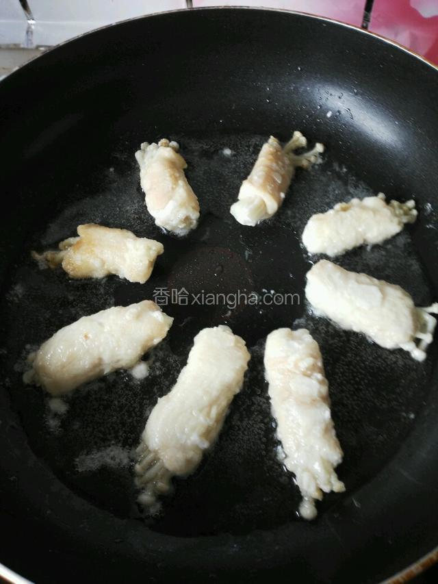 开油锅，小火，把包好的鸡肉脯金针菇卷，在蛋清里滚一下，再定粉里滚一下，然后下油锅炸至金黄，起锅摆盘，炸好的鸡肉脯卷放两面，有点斜度放，蒜薹根部打个结，朝上面，蒜薹段放鸡肉脯卷中间，摆盘