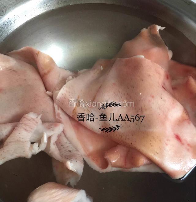 肉皮凉水下锅，焯去血污。