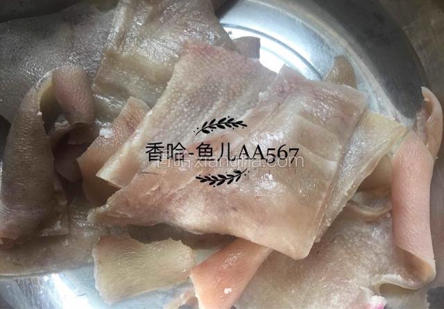 用刀刮去肉皮上的肥肉。