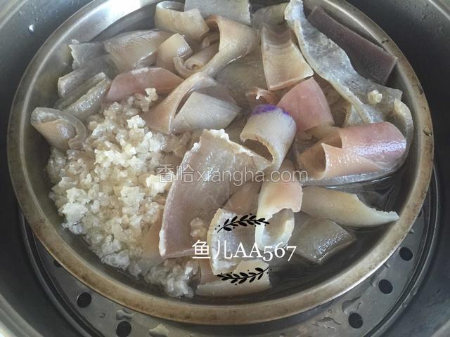 加1100克水上蒸锅，隔水蒸2小时。