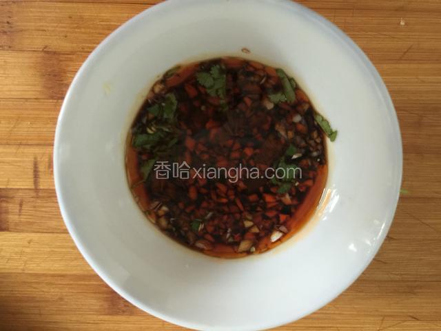 酱汁是用蒜末，酱油，辣椒油调成的。
