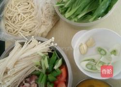 家常西红柿鸡蛋面(荤)的做法图解1