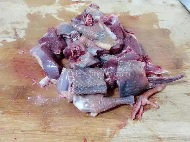 将鸽子清洗干净，剁成小块。