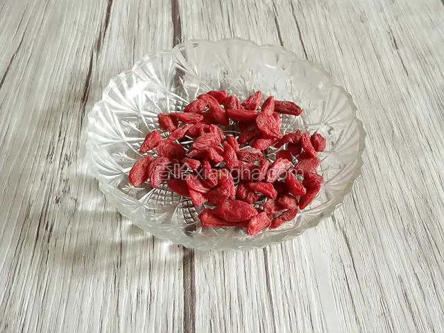 炖汤时间把枸杞清洗干净。