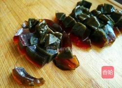 肉片皮蛋炖豆腐的做法图解2