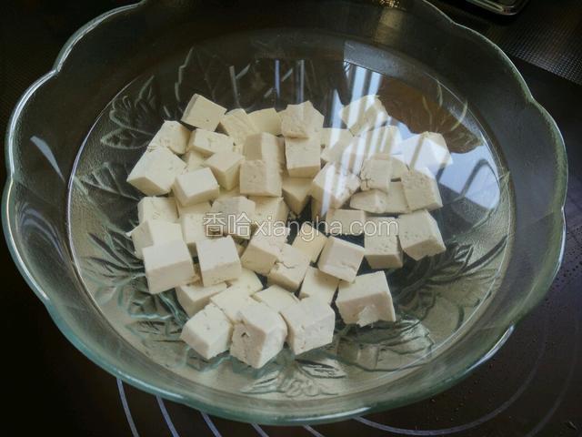 豆腐焯水后放冷水中，防止粘连。