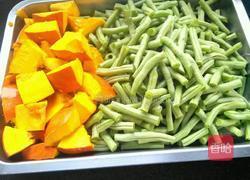 豆角炖南瓜的做法图解1