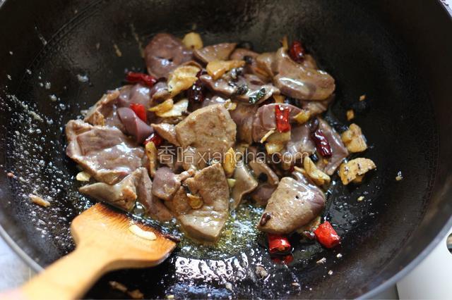 煸炒至干红辣椒变色，滑入猪肝翻炒。
