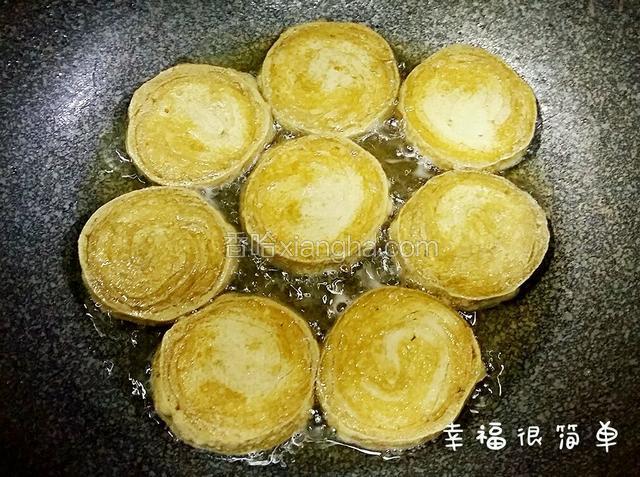 煎至两面金黄。