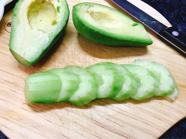 牛油果去皮去核，切成片。黄瓜去皮切片。