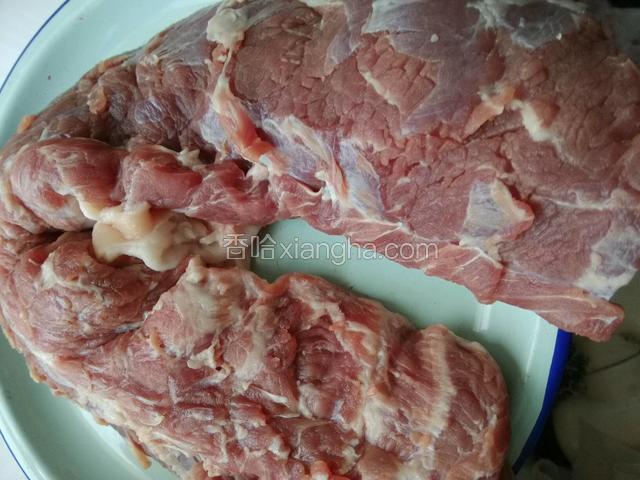 首先准备好羊里脊肉，反复用清水洗净，必须控干水分；
