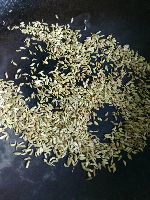 孜然粒、小茴香粒用小火提前煸炒备用；