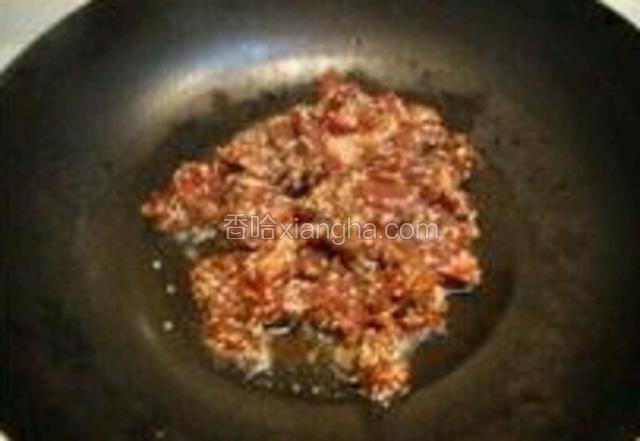 热油下锅煸炒羊里脊肉丁，变色后翻转另一面中火煎制；