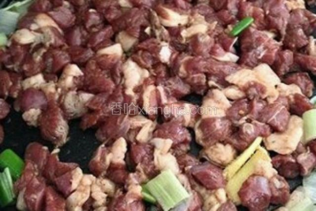 待羊里脊肉丁两面变色，色泽金黄时撒上炒制好的孜然粒、小茴香粒出锅；