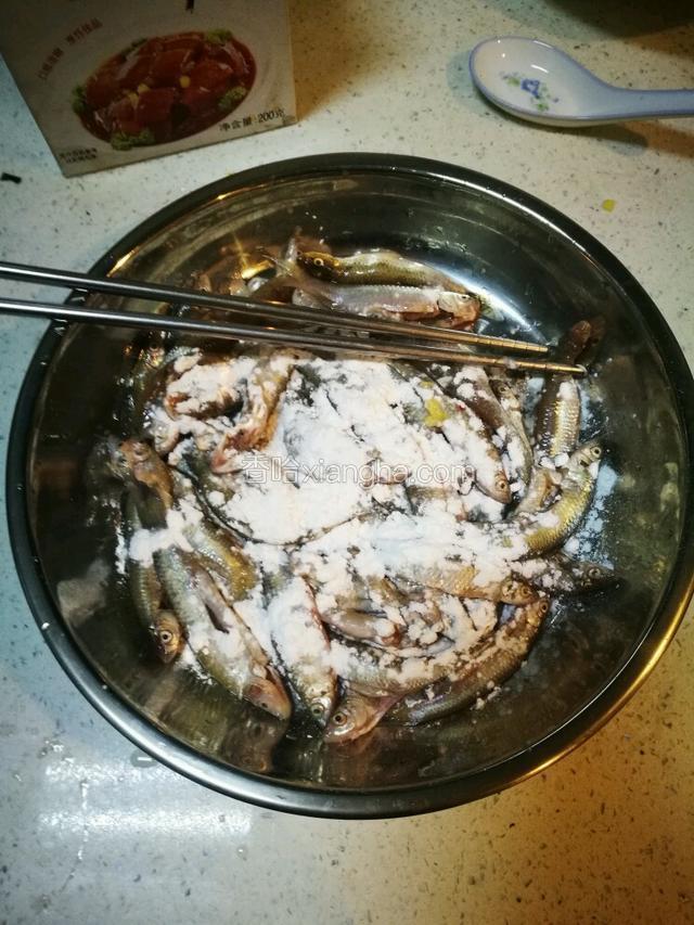 撒上适量生粉，拌匀待用