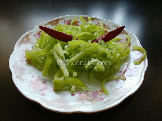 尖椒洗净切成丝；