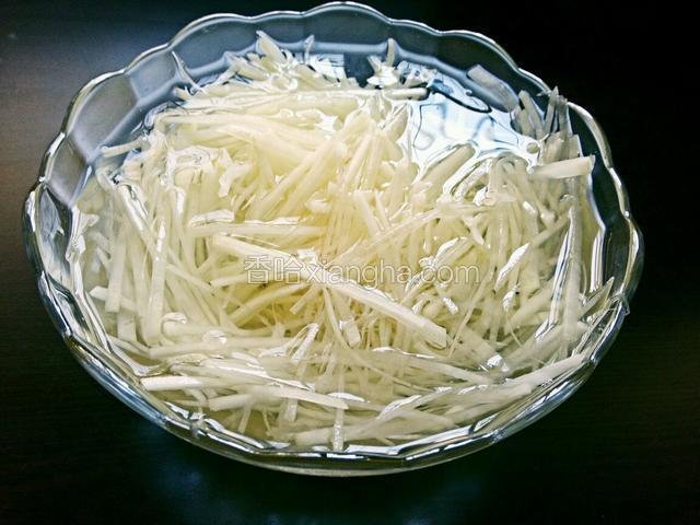 土豆切成丝用清水反复浸泡去淀粉物质；
