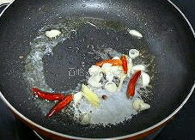 热油下锅煸炒花椒、干红辣椒，葱花；