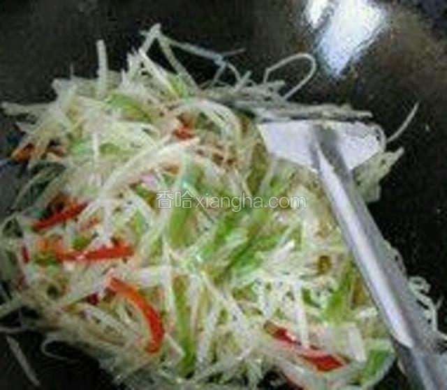 放入土豆丝尖椒丝煸炒三分钟断生，加入盐鸡精即可；