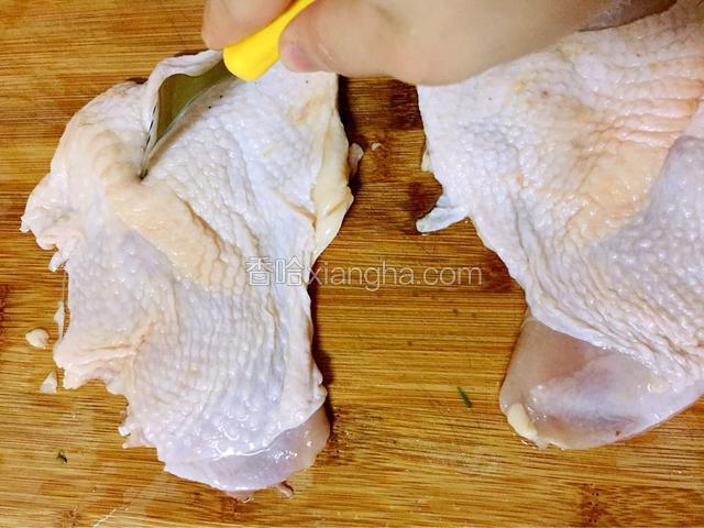 翻面继续用肉锤敲打拍松，然后用叉子叉些小洞
