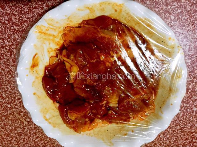 盖上保鲜膜放入冰箱冷藏一夜