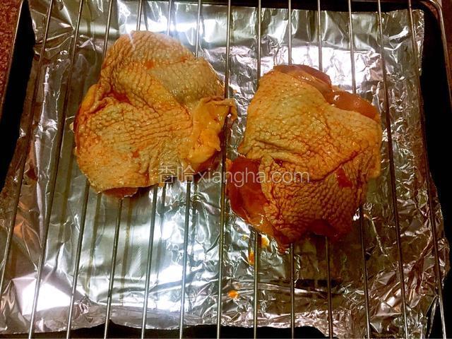 烤盘铺上锡纸，防油滴落容易清洗，放上烤网，取出腌好的肉，把肉放在烤网上