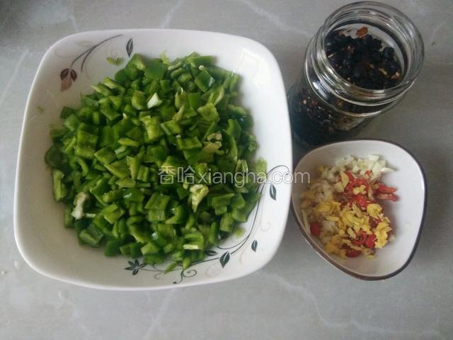 青椒切丁，姜蒜切碎，小红椒切圈