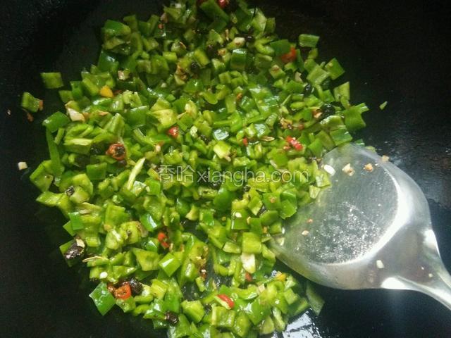 倒入青椒丁翻炒至断生