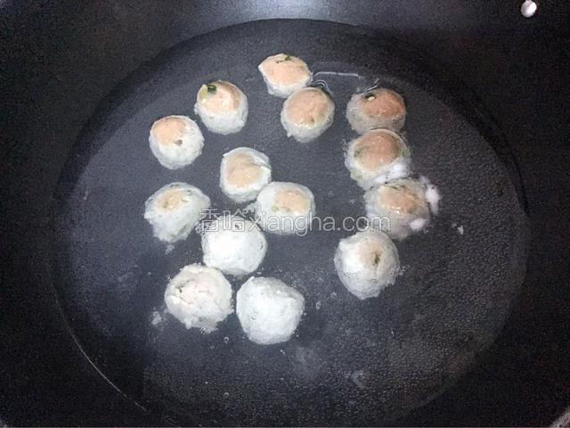 锅中烧开水后放入做好的猪肉丸，大火煮至丸子浮起来