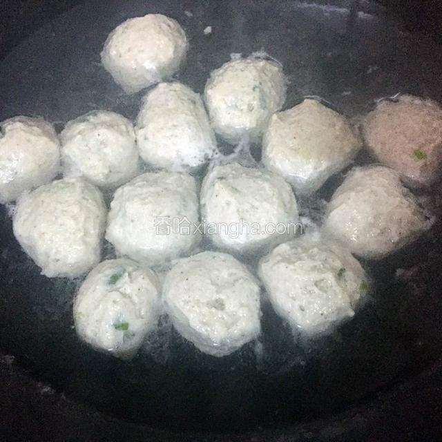 大火煮至猪肉丸浮起来