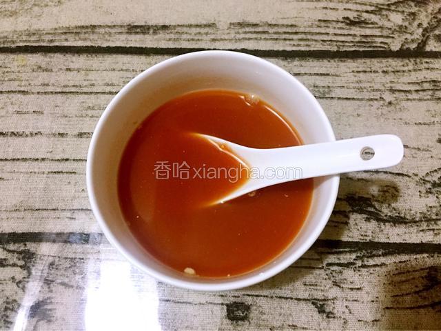 取一个碗：加入番茄酱、白醋、生抽、白糖、盐、鸡精、玉米淀粉、清水调成酱汁备用