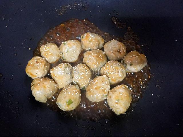 撒上白芝麻即可装盘食用
