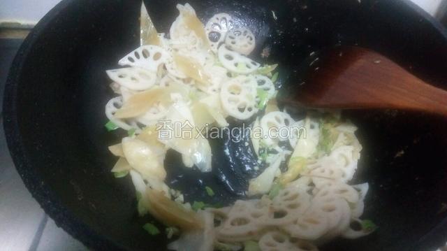 加入泡菜煸炒