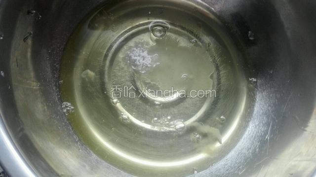 接着开始打发蛋白，先放入三分之一白糖，与几滴柠檬汁或白醋用电动打蛋器高速打发！