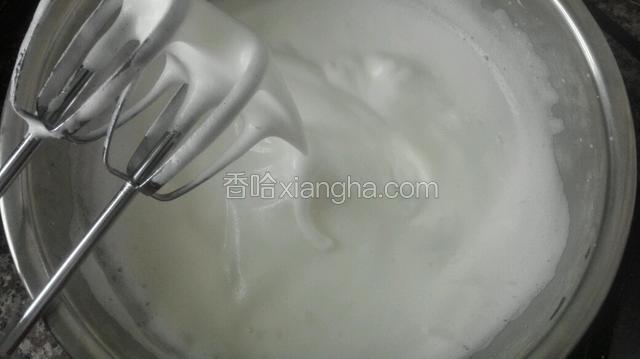 白糖分三次放完，一直打到湿性发泡，提起打蛋器有大弯钩即可！（不要打到干性发泡否则不易卷起）