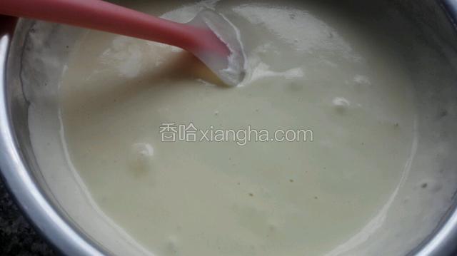 再倒入剩下的蛋白中，翻拌均匀！（像炒菜一样翻拌不要画圈）