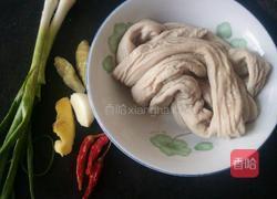 泡椒炒小肠的做法图解1