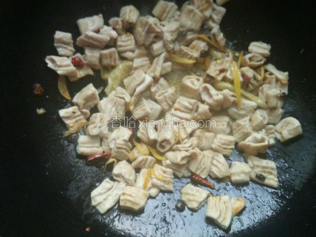倒入小肠煸炒