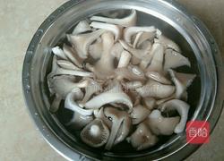 平菇瘦肉汤的做法图解3