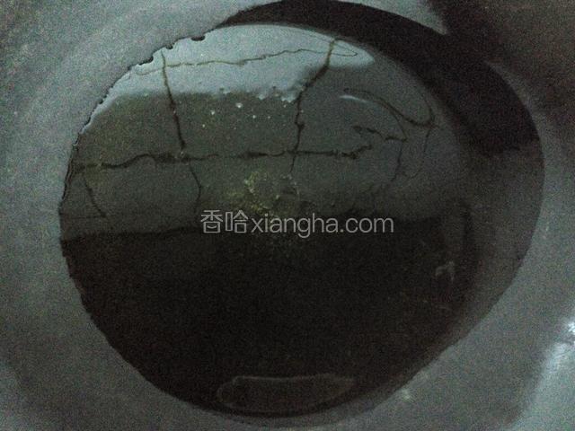 坐锅添宽油，小火烧热。