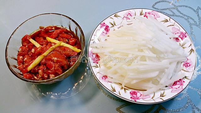 牛肉切丝，用姜丝，酱油，料酒，胡椒粉，生粉，盐抓匀腌20分钟。白萝卜去皮切丝（不要用擦丝器，容易炒糊不好吃。）